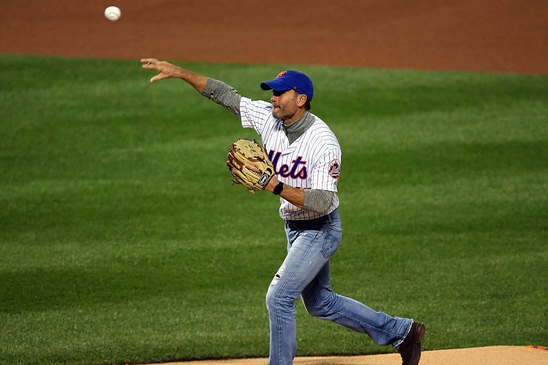 Tim McGraw honors his World Series champ father, Tug, at Phillies game