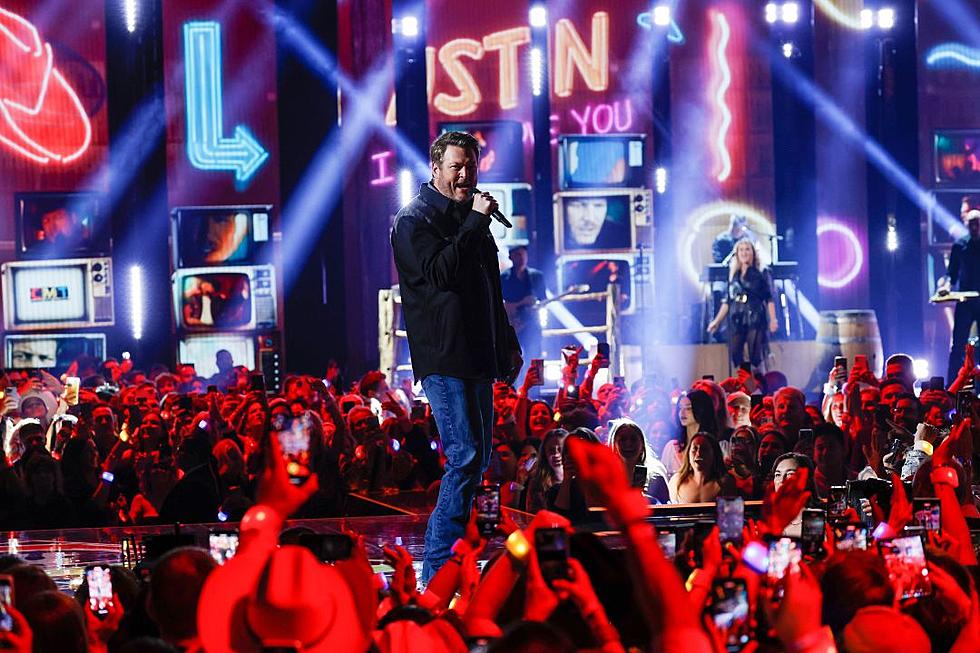 Blake Shelton Opens 2023 CMT Music Awards With Lively Rendition of &#8216;No Body&#8217;
