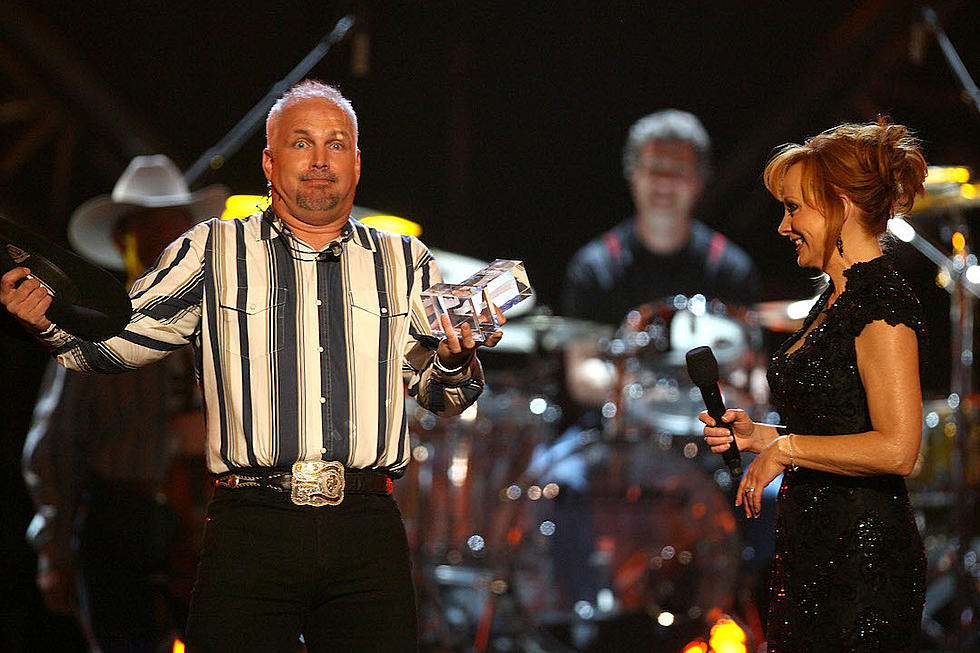 Reba McEntire Gives Garth Brooks Pointers Ahead of His ACMs Gig