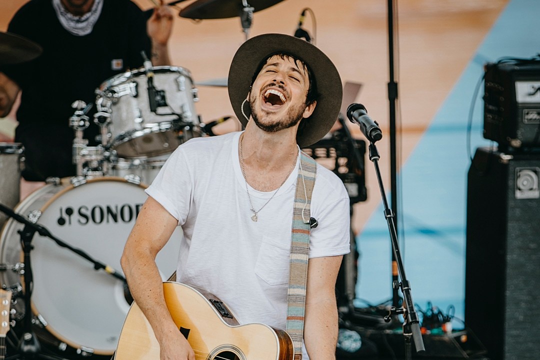 Morgan Evans Embraces 'Life Upside Down' On Upcoming New EP