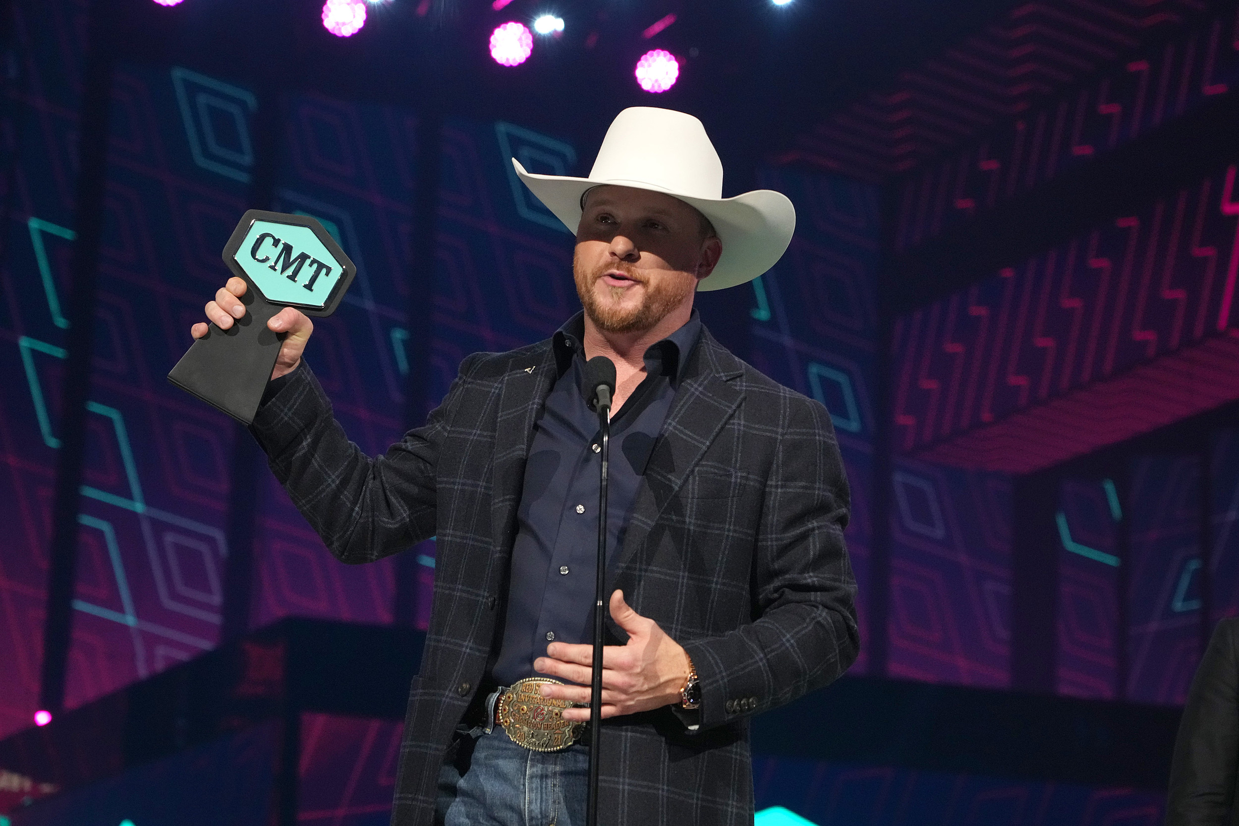 Cody Johnson Wins CMT Performance of the Year at 2023 CMTs WKKY
