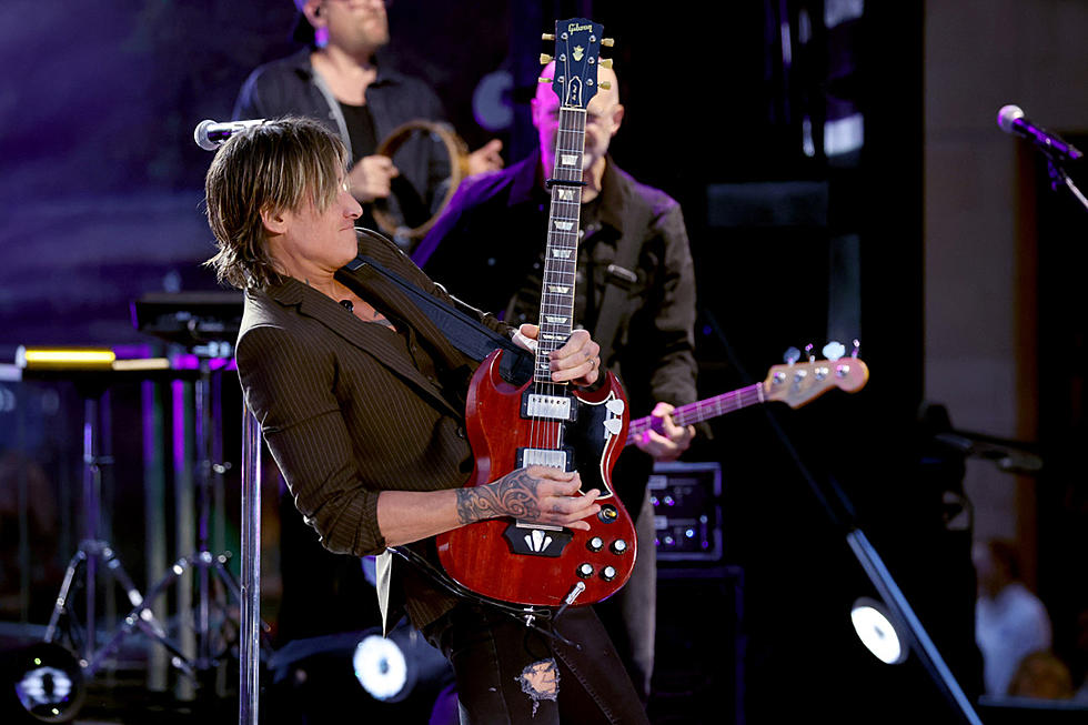Keith Urban Rocks Out With ‘Brown Eyes Baby’ at the 2023 CMT Awards [Watch]