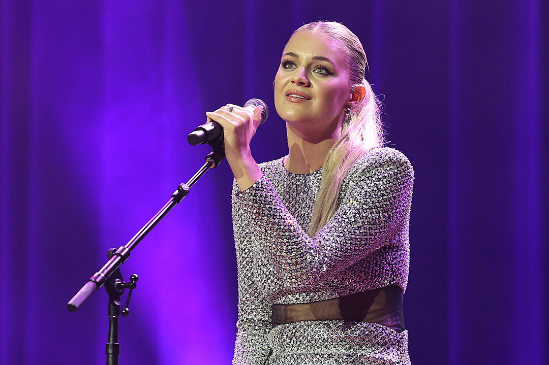 Kelsea Ballerini Updates Fans After Being Hit in the Face Onstage