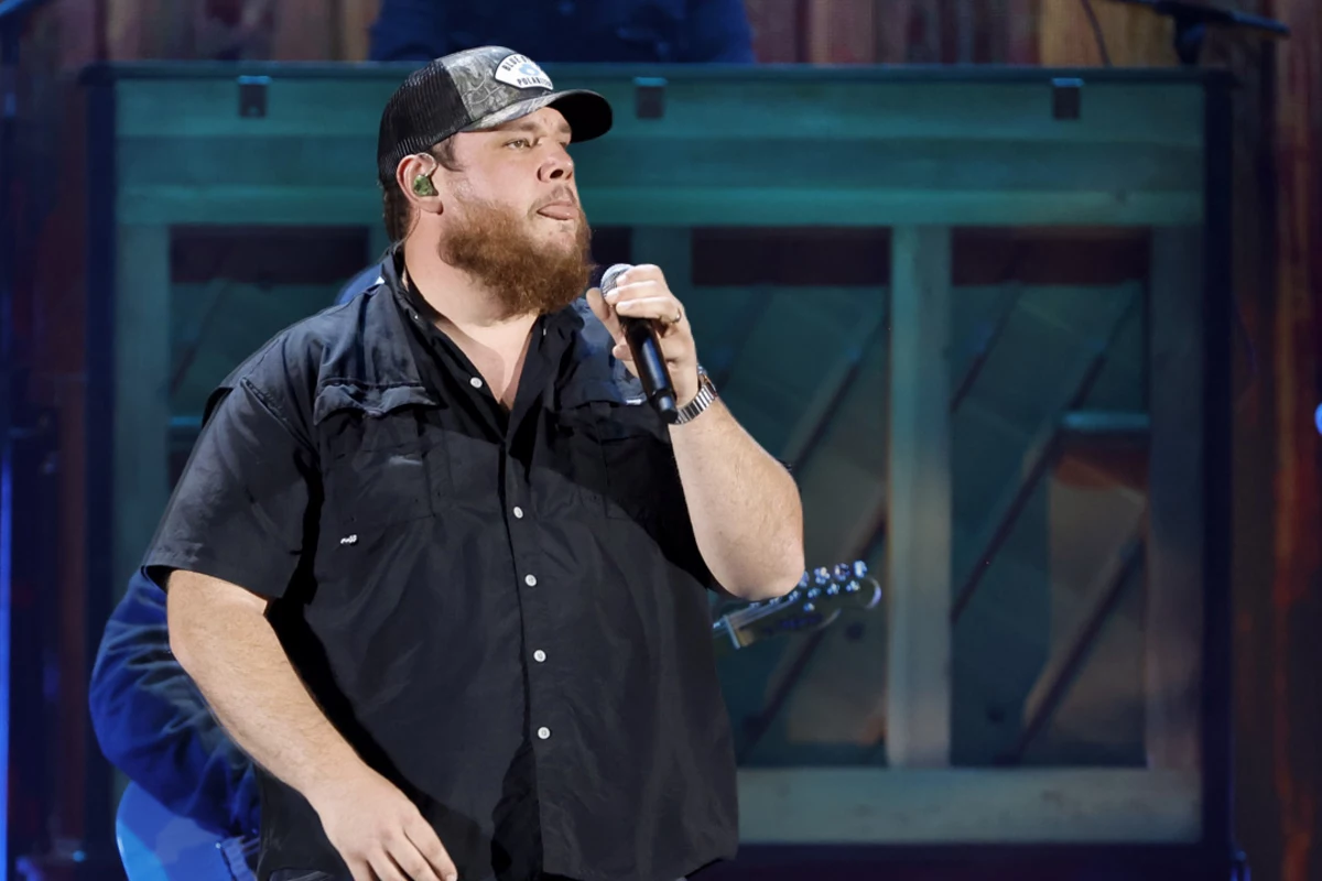 Review Luke Combs Makes It Look Easy During Nashville Tour Stop