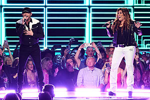 Cole Swindell + Jo Dee Messina Bring High Energy Mashup Performance...