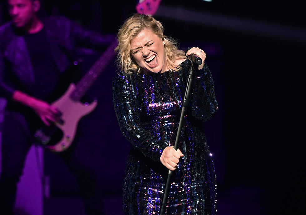 Kelly Clarkson joins Vegas street musician in surprise performance