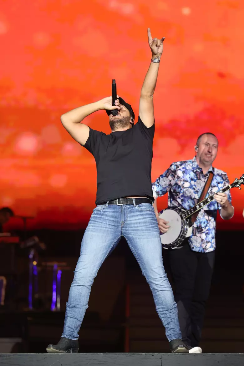 Luke Bryan Hilariously Stops Concert When He Realizes His Fly Is