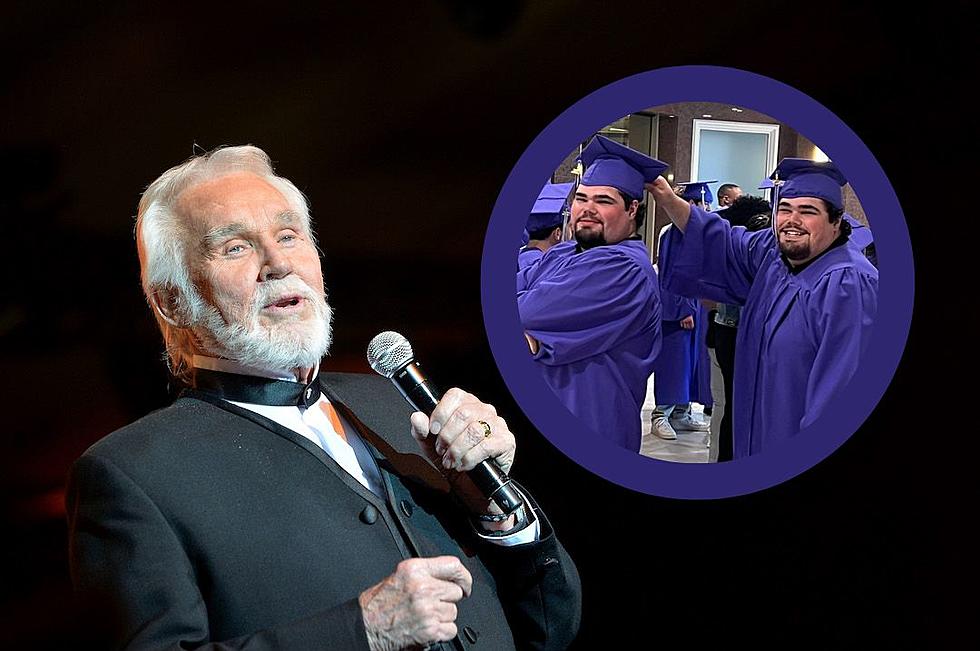 Kenny Rogers’ Twin Sons, Justin and Jordan, Graduate High School [Picture]