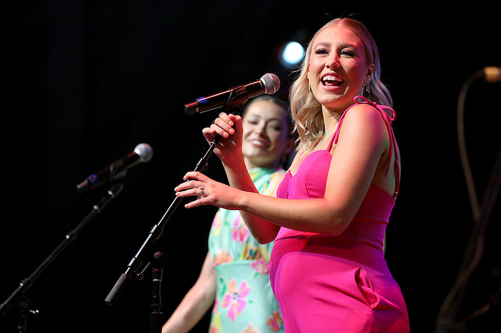 Maddie & Tae's Maddie Font Cradles Baby Bump: 'Home Stretch'