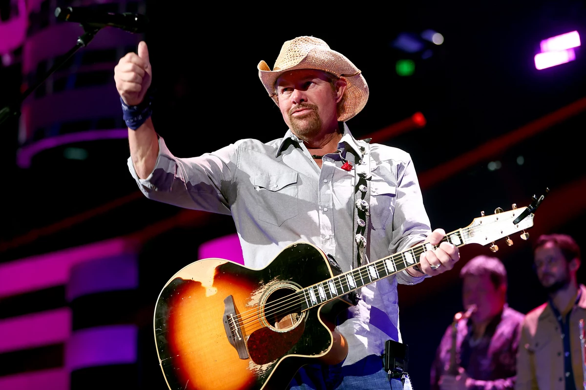 Country icon Toby Keith gives first live TV performance since