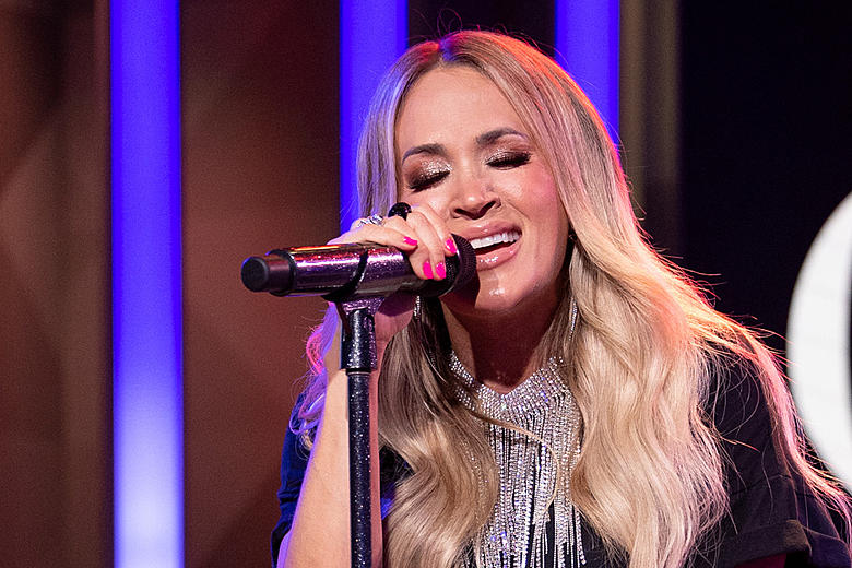 Watch Carrie Underwood's Hilarious Reaction to Her New Leggings