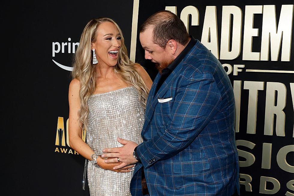 Luke Combs’ Wife Nicole Wrangles Fam Together for Maternity Photos