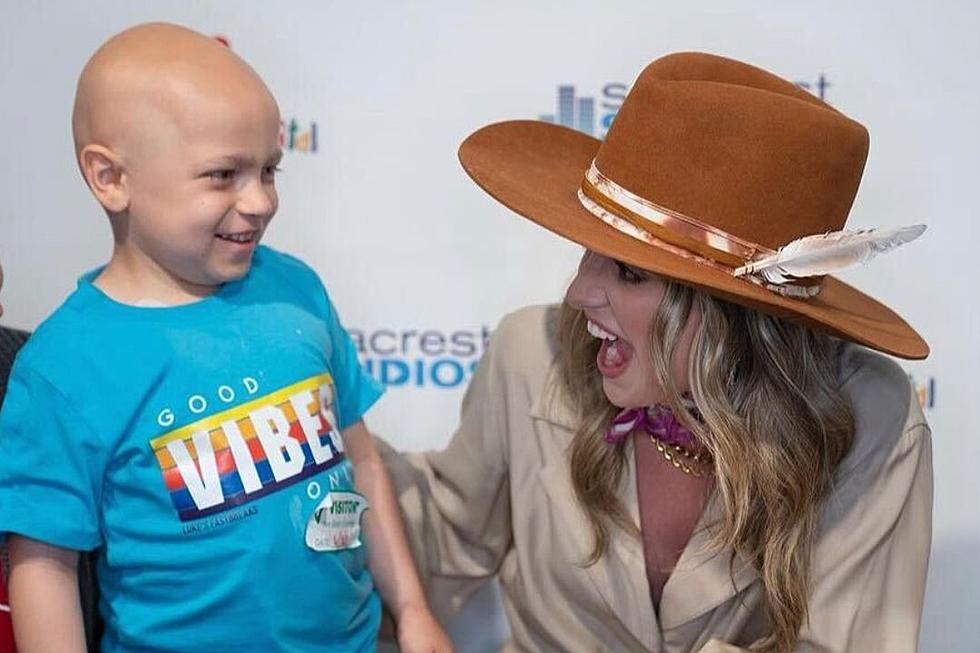 Lainey Wilson Brings Joy to the Kids at Nashville Children&#8217;s Hospital [Pictures]
