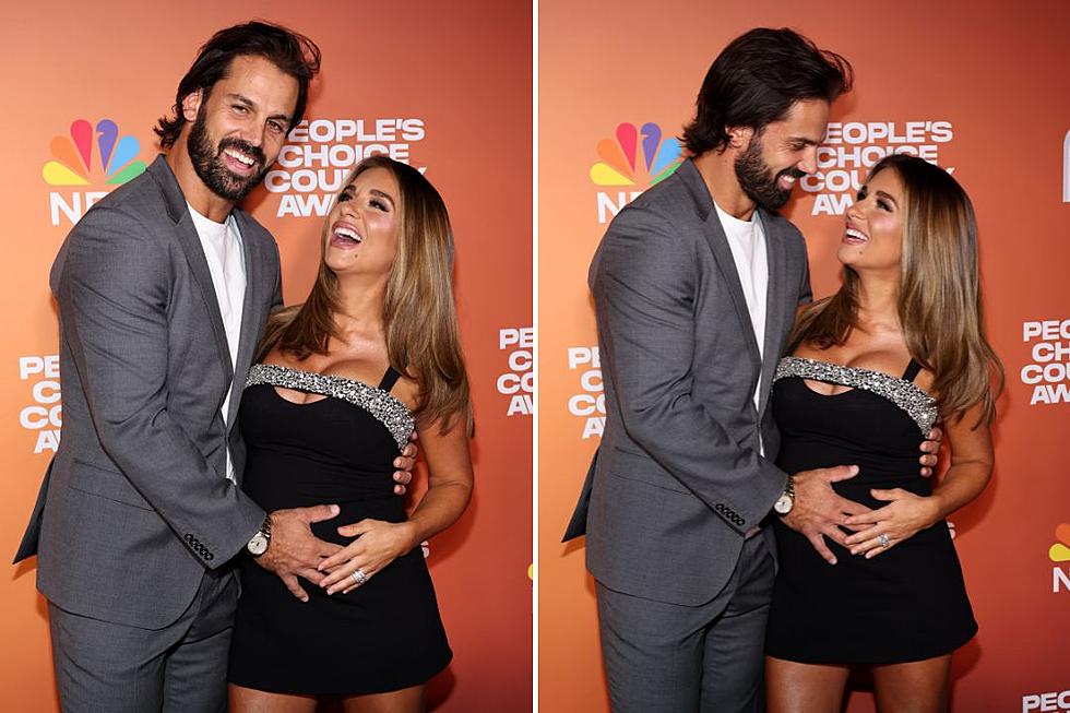 Jessie James Decker Flaunts Baby Bump at People’s Choice Country Awards