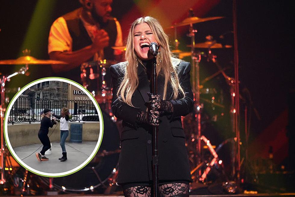 Kelly Clarkson Duets With a Street Performer Who Has &#8216;No Clue&#8217; Who She Is [Watch]