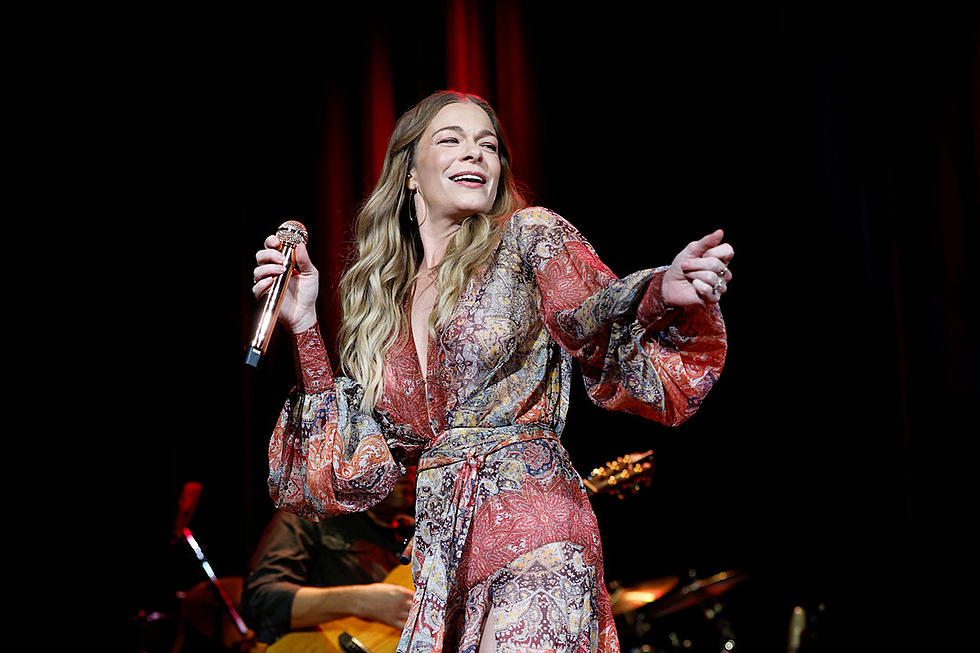 LeAnn Rimes Gets a Note From Santa, and Announces a Holiday Tour