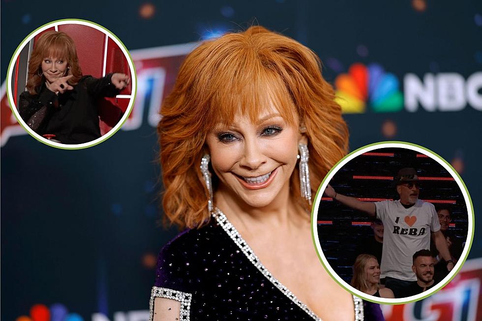 Howie Mandel Crashes 'The Voice' Set to Get Reba's Autograph