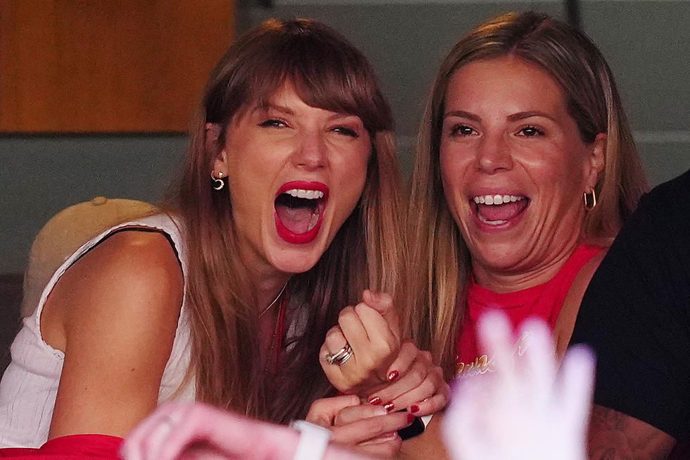 18 Pictures of Taylor Swift Cheering on Travis Kelce