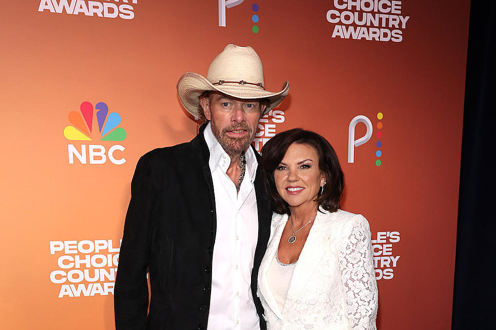 Toby Keith Gives Cancer Update at the PCCAs Red Carpet