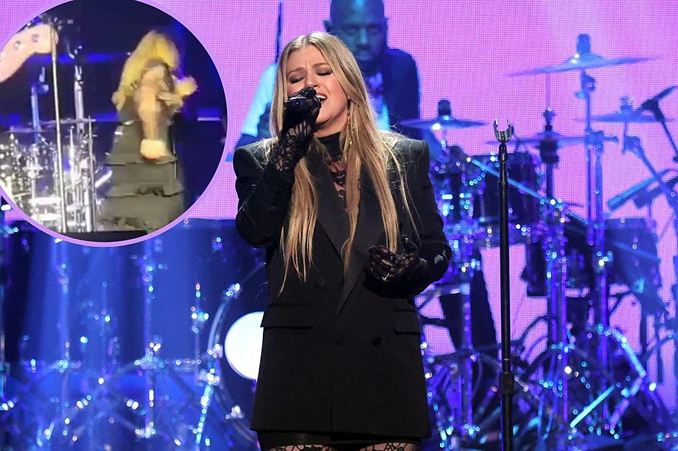 Kelly Clarkson Pauses Show for Embarrassing Wardrobe Malfunction [Watch]