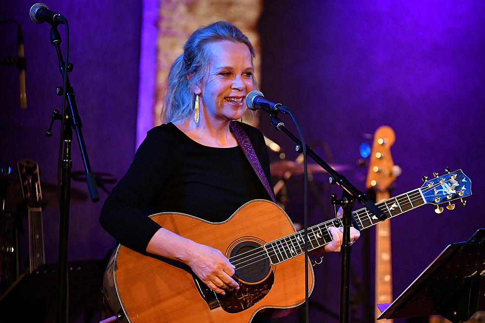 Mary Chapin Carpenter Accepts Poet's Award at 2023 ACM Honors