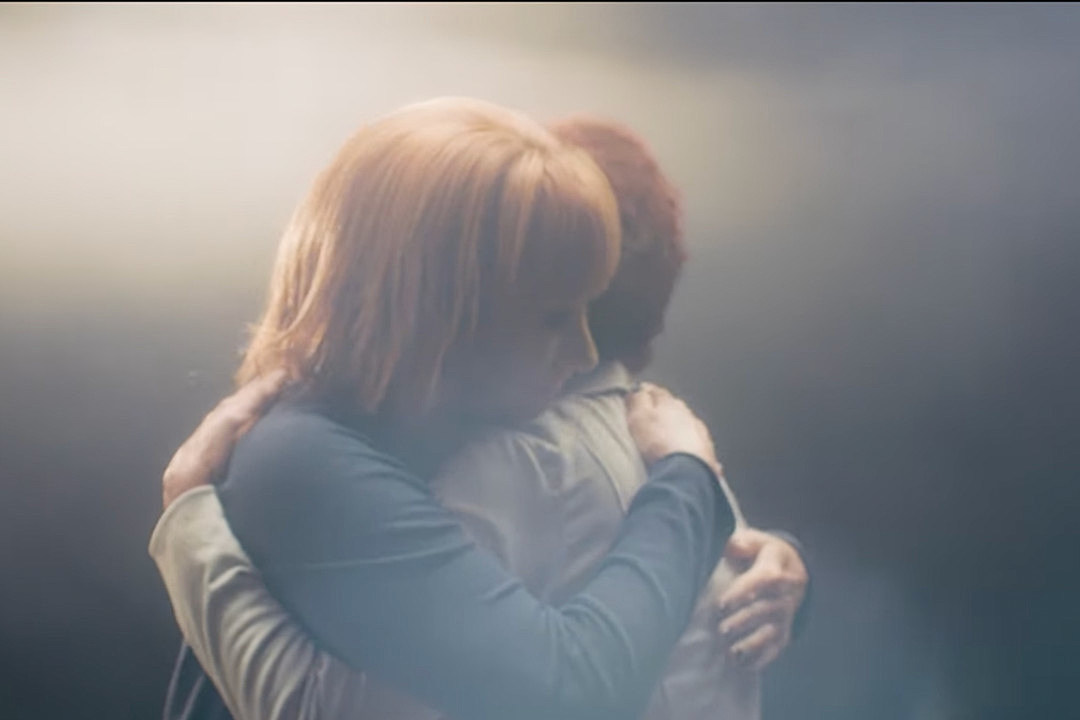 Reba McEntire's 'Seven Minutes in Heaven' Video is Bittersweet | DRGNews