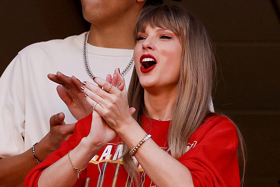 Taylor Swift Was VERY Distracted at the Kansas City Chiefs Game + TBH, We Can&#8217;t Blame Her