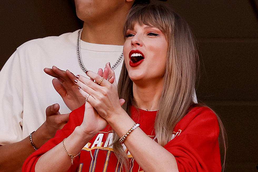 Taylor Swift VERY Distracted at Chiefs Game - Can You Blame Her?