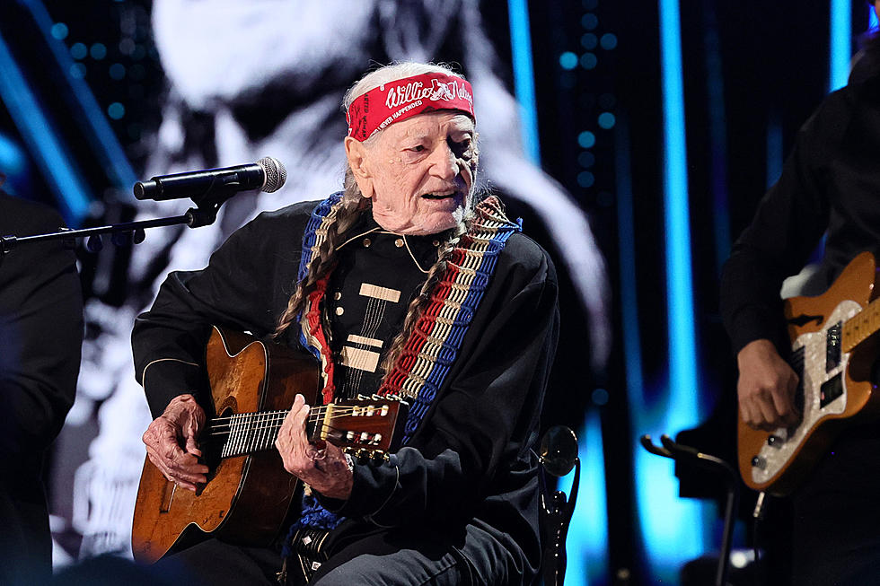 Willie Nelson Delivers All-Star Jam During His Rock & Roll Hall of Fame Induction [Watch]