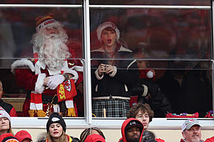 Taylor Swift Sits Next to Santa at the Chiefs’ Christmas Game...