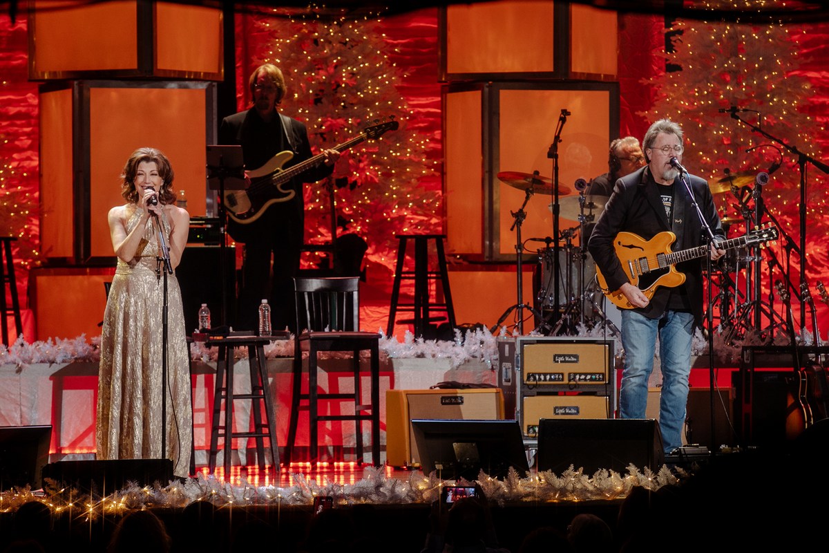 https://townsquare.media/site/204/files/2023/12/attachment-vince-gill-amy-grant-ryman-christmas-2023.jpg?a=t&format=natural&h=0&q=89&s=0&w=1200&zc=1