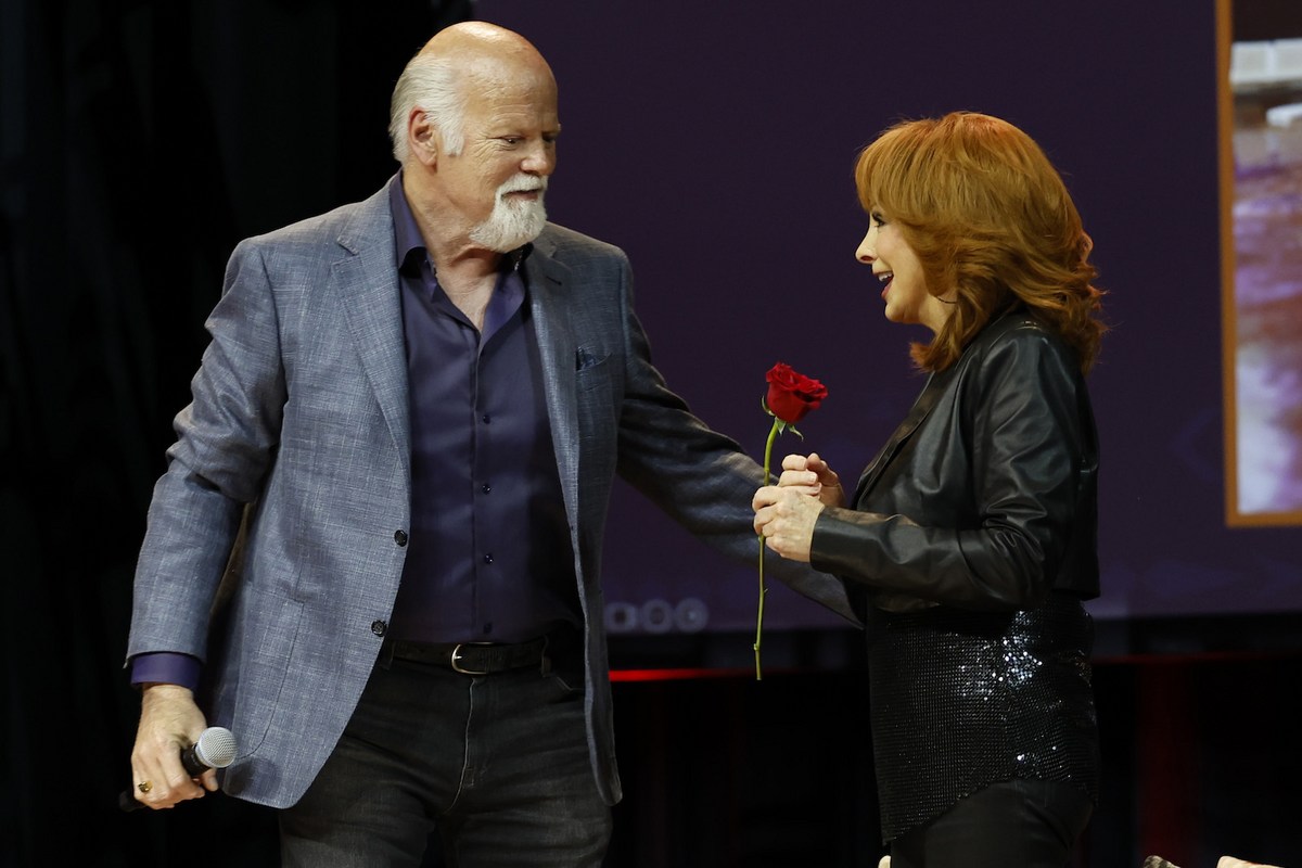 Reba McEntire cho biết Rex Linn đã thuyết phục cô nhận lời biểu diễn tại Super Bowl.