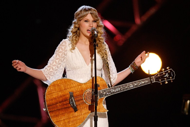 See the Setlist From Opening Night of Taylor's Swift's First-Ever Headlining Tour in 2009