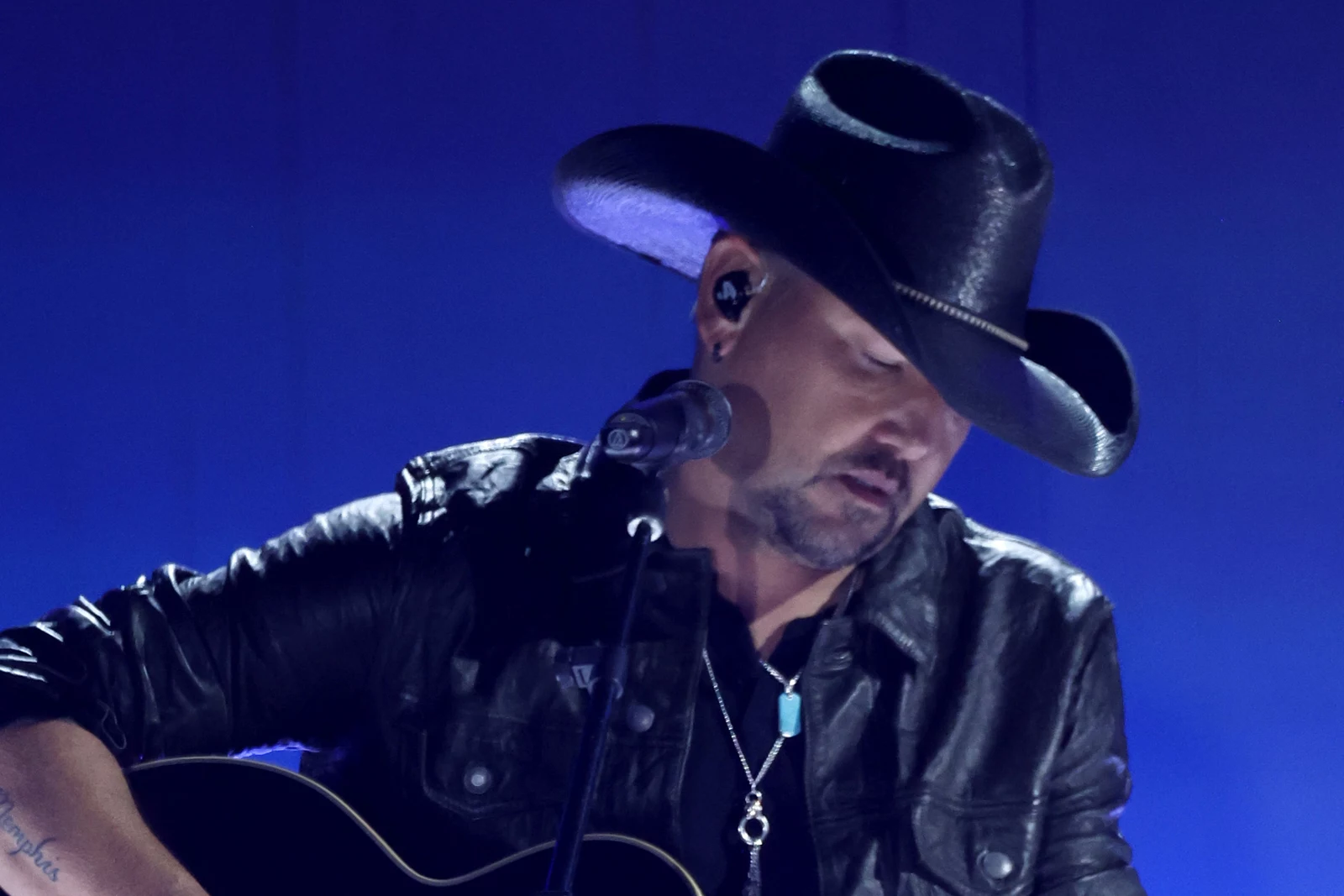 Jason Aldean’s Stirring ACM Awards Tribute For Toby Keith [WATCH]