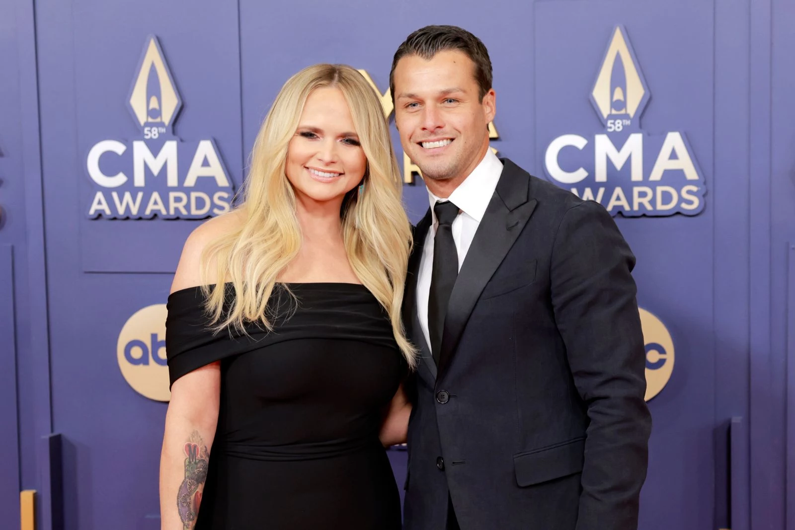 Miranda Lambert + Brendan McLoughlin Go Svelte in Black at the CMAs [Pictures]
