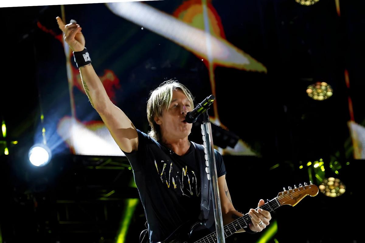 Watch Keith Urban Handle Awkward ‘Nicole’ Fan Moment Onstage