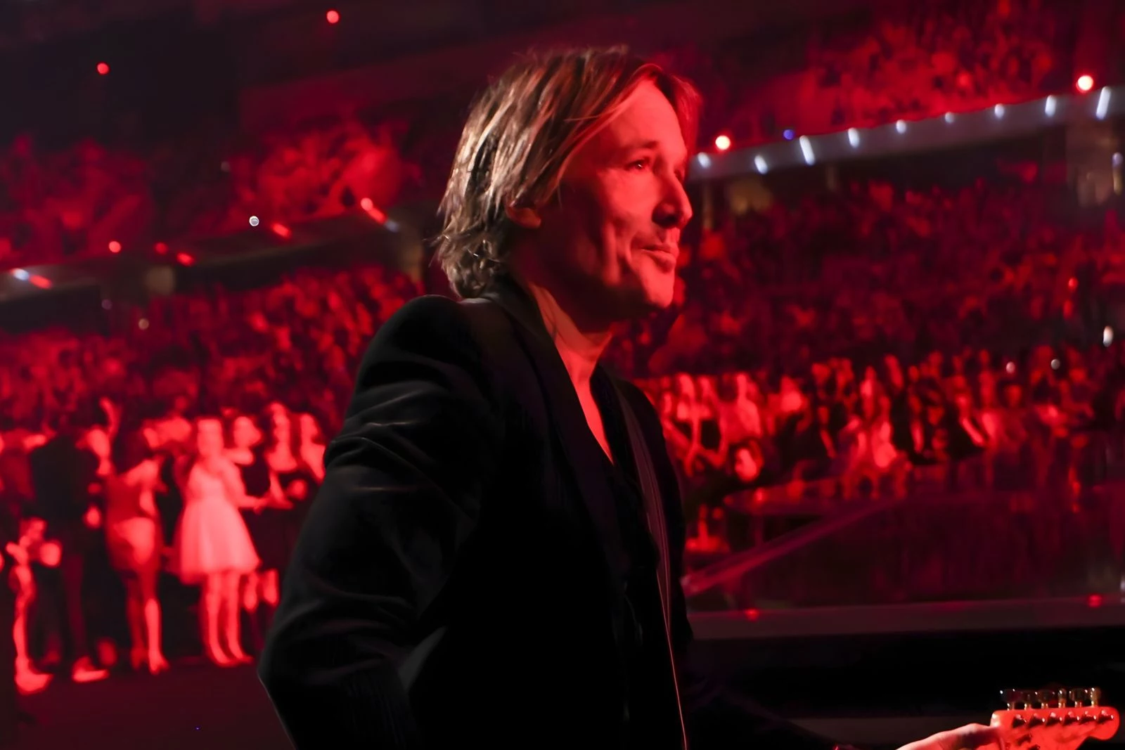 Keith Urban Forgets ‘The Fighter’ Lyrics Onstage in Nashville