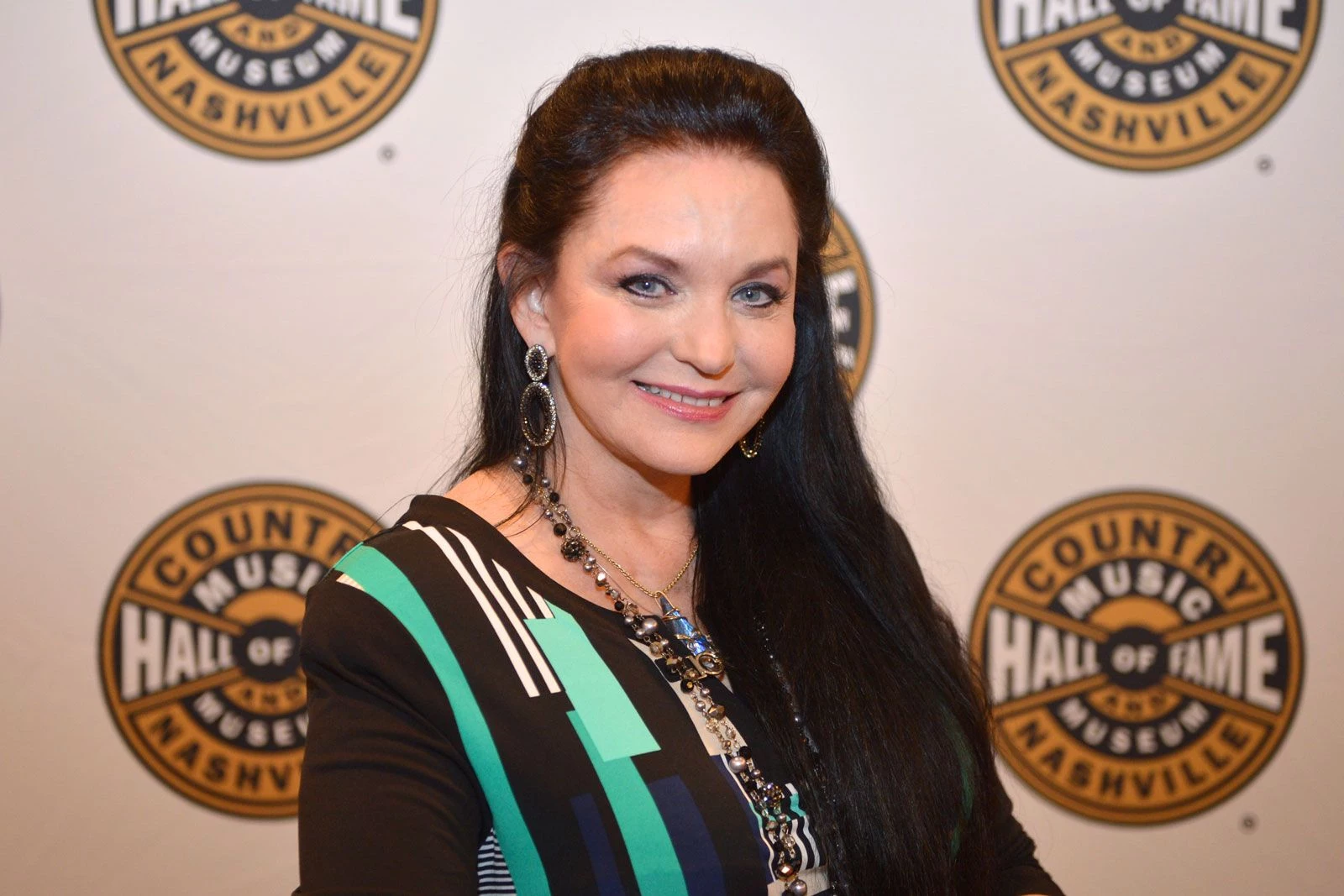 Crystal Gayle Cancels Upcoming Appearance After Injury