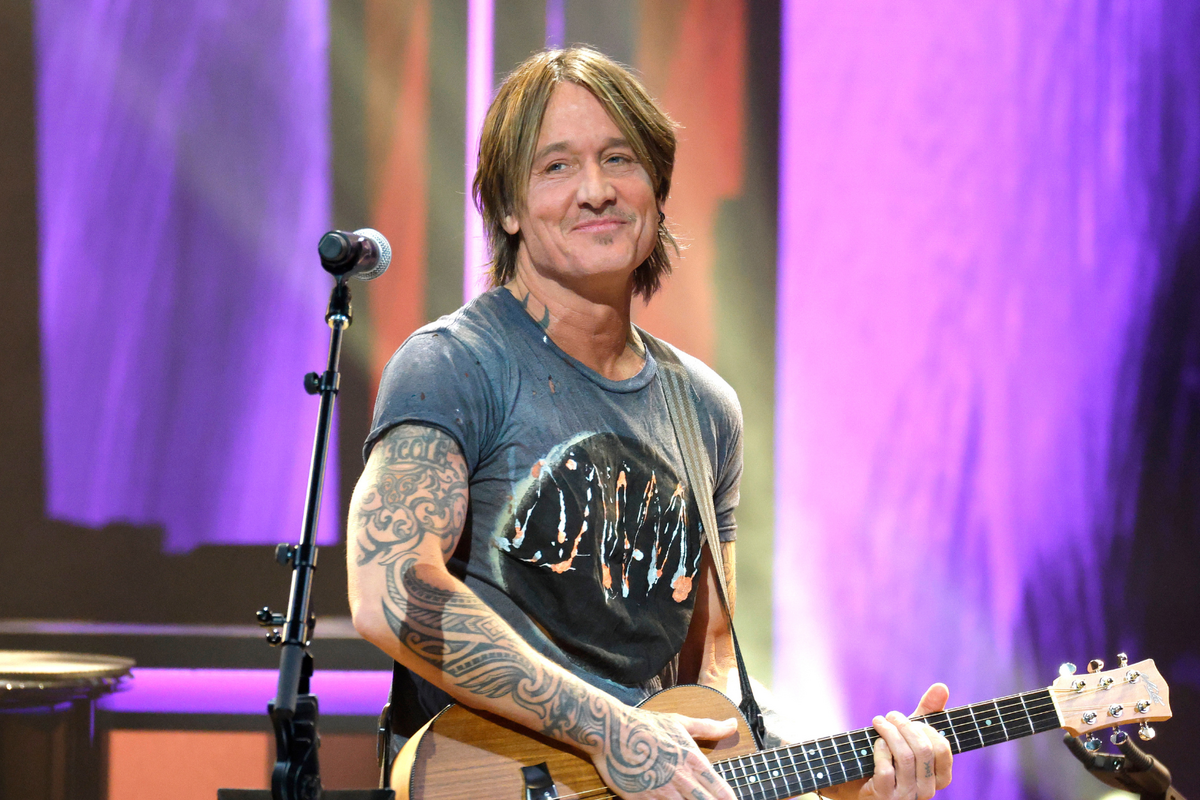Keith Urban Surprised With St. Jude’s Angels Among Us Award Keith Urban Surprised With St. Jude’s Angels Among Us Award