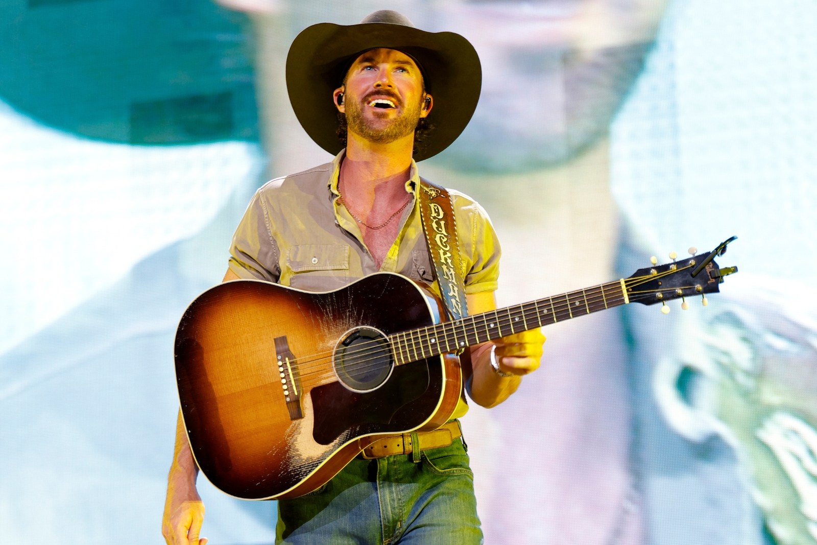 See Riley Green's Nashville Crowd Boo Him + How He Fixed It