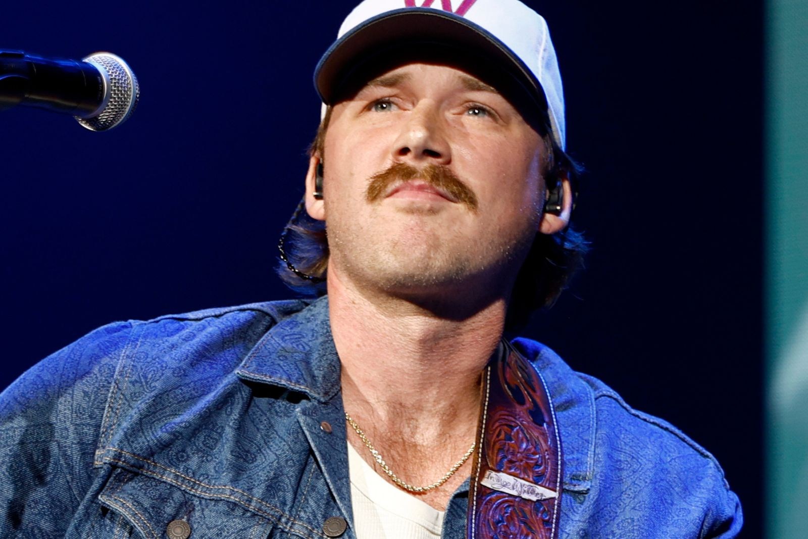 Morgan Wallen Flips Piano, Seemingly Upset Over Tech Issue