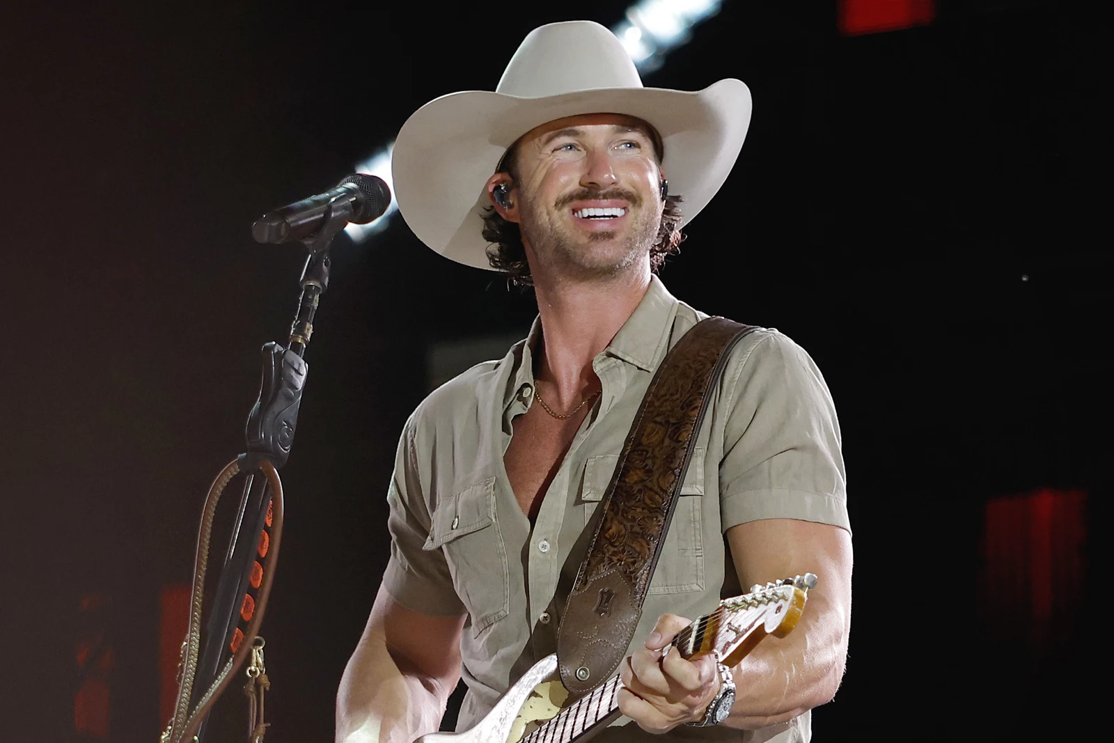 Jason Aldean Sings with Miranda Lambert in Surprise Performance