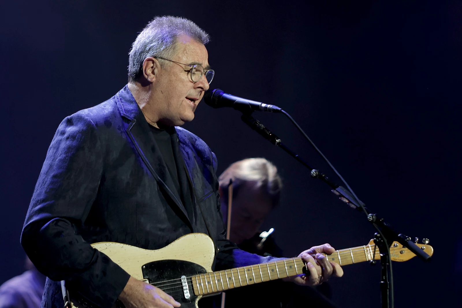 Vince Gill Breaks Down During On-Stage Dolly Parton Tribute