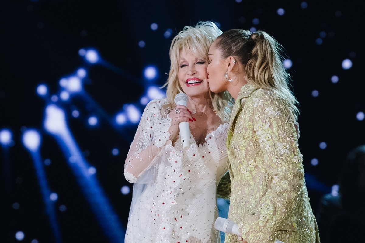 What Dolly Parton Told Miley Cyrus After She Cried Onstage What Dolly Parton Told Miley Cyrus After She Cried Onstage