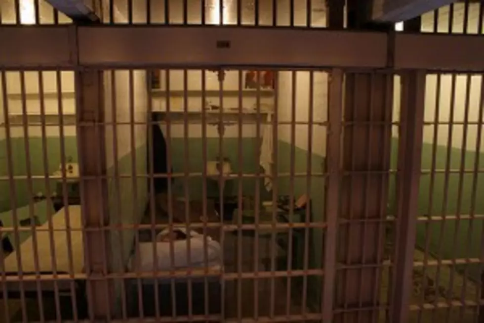 Escaped Prisoner Caught When He Knocks on Guard&#8217;s Door