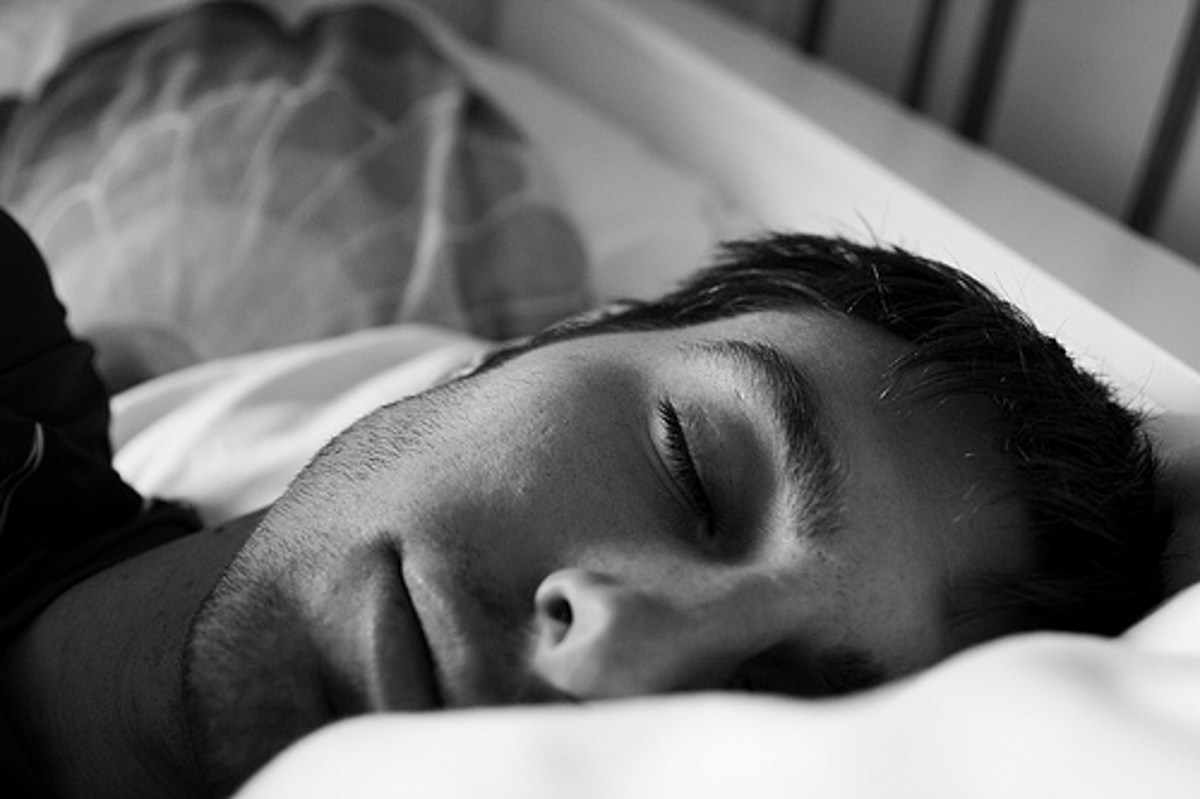 Sleeping guy. История сна на кровати. Somniloquy.