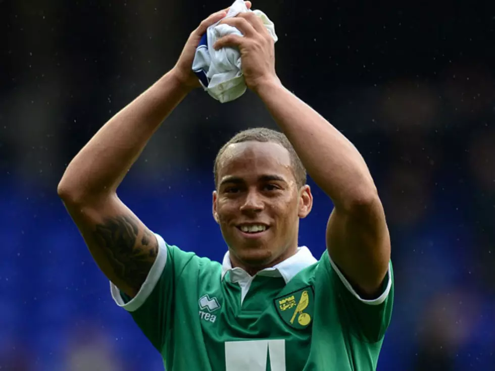 Twitter Users Cheer On Sexy Soccer Player Elliott Bennett &#8211; Hunk of the Day