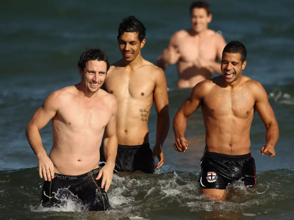 Shirtless Aussie Rugby Team Takes a Dip in the Ocean &#8211; Hunks of the Day