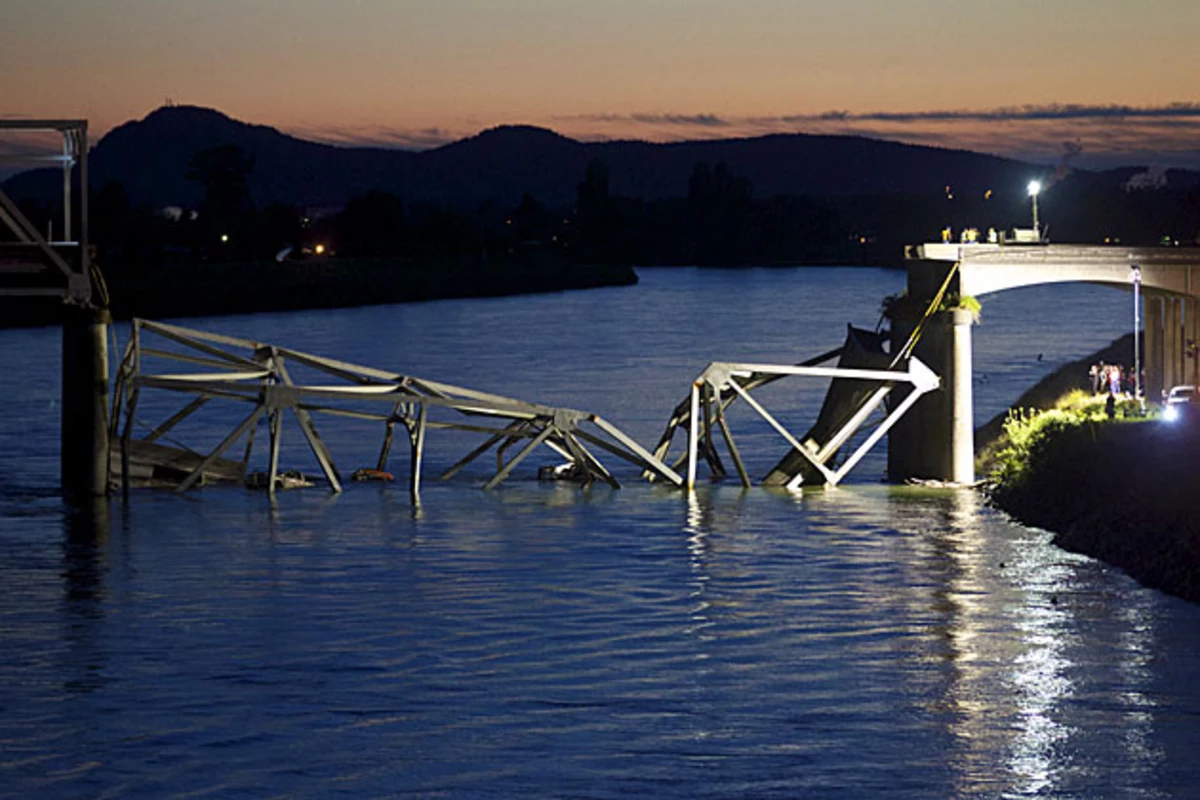 I5 Bridge Collapses in Washington’s Skagit River, Sending Cars and