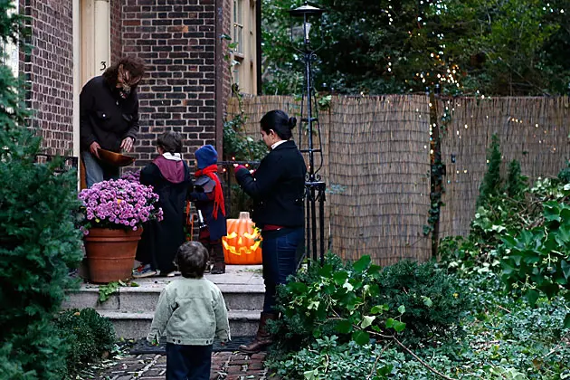 What Time Do You Turn Out the Lights on Trick or Treaters? [POLL]
